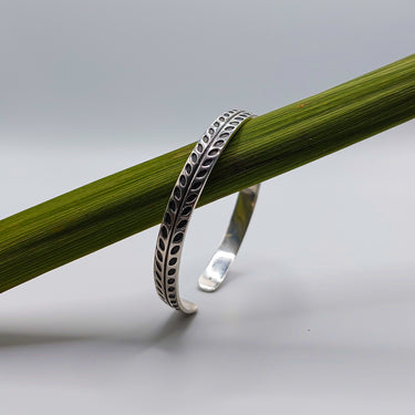 adjustable unisex bangle with leaf pattern